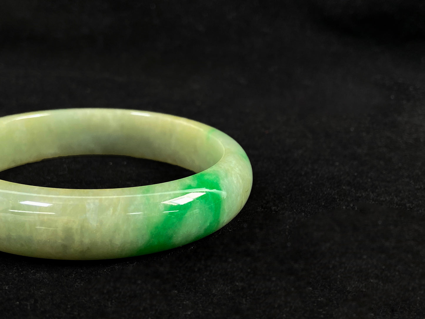Golden Sunbeam Yang Green Accent · Nature Burmese Jadeite Bangle (60mm)
