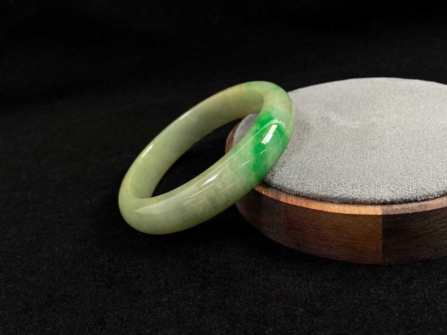 Golden Sunbeam Yang Green Accent · Nature Burmese Jadeite Bangle (60mm)