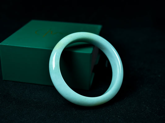 Green jade ring on a dark background with a green box