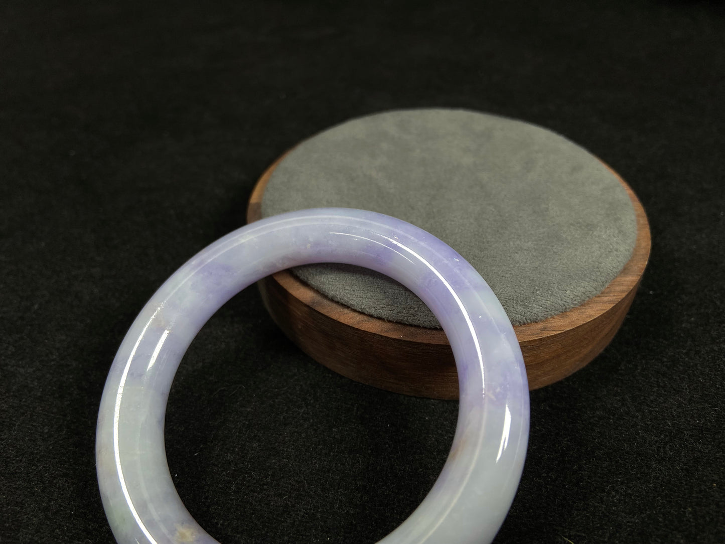 An elegant purple jadeite bangle delicately adorned with gold accents.