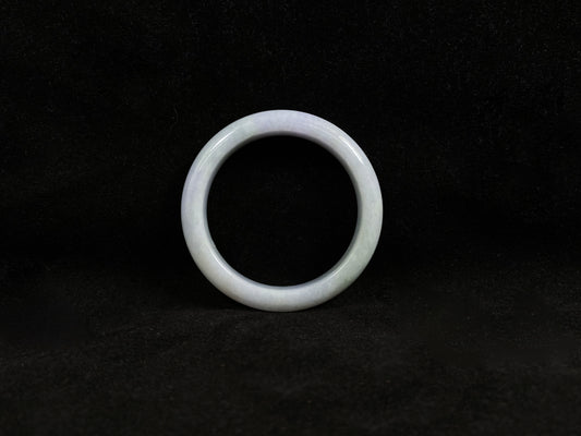 This jadeite bangle blends white and pale purple with golden accents.