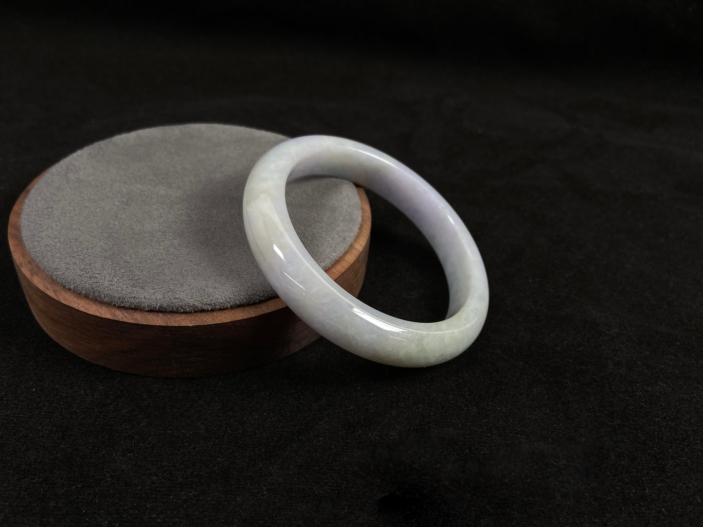 This jadeite bangle blends white and pale purple with golden accents.