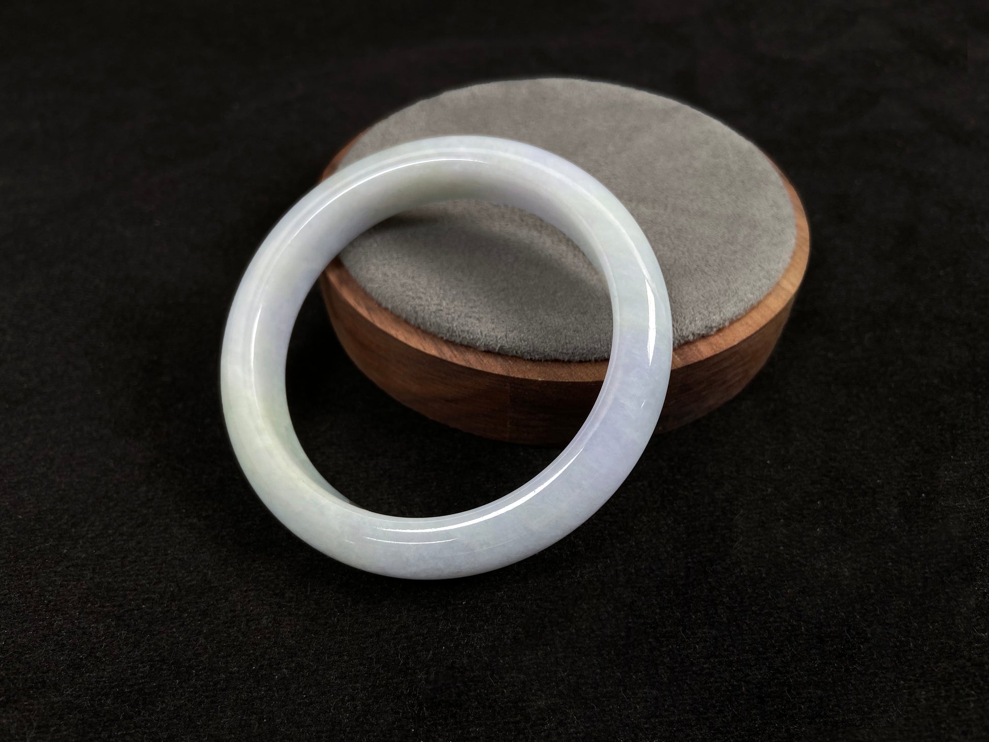 This jadeite bangle blends white and pale purple with golden accents.