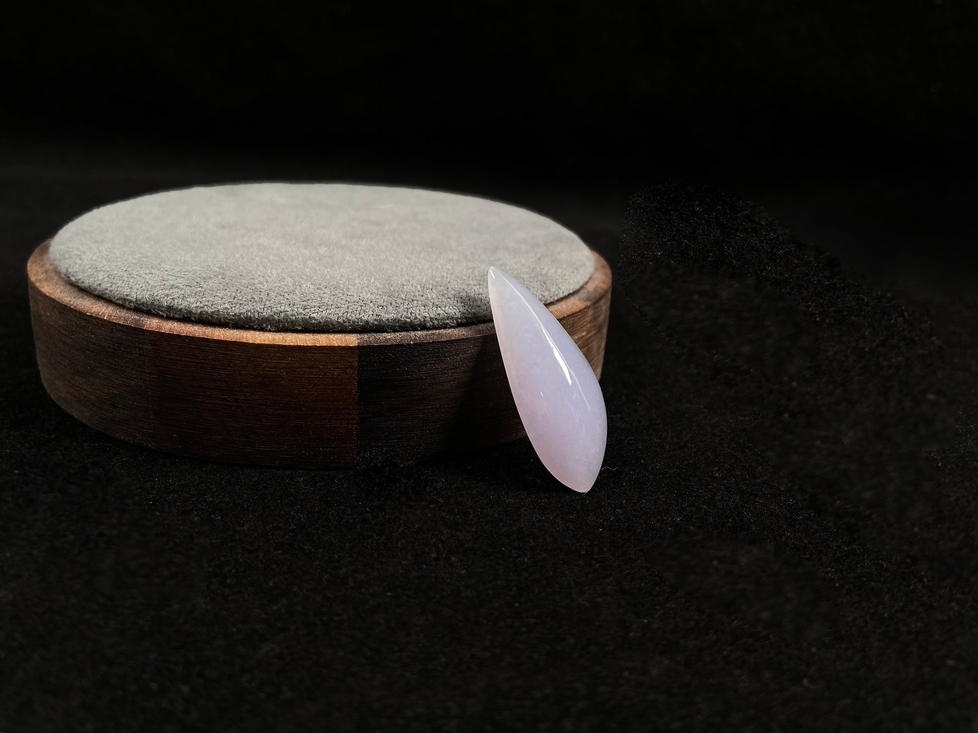 A purple teardrop-shaped jadeite loose stone.