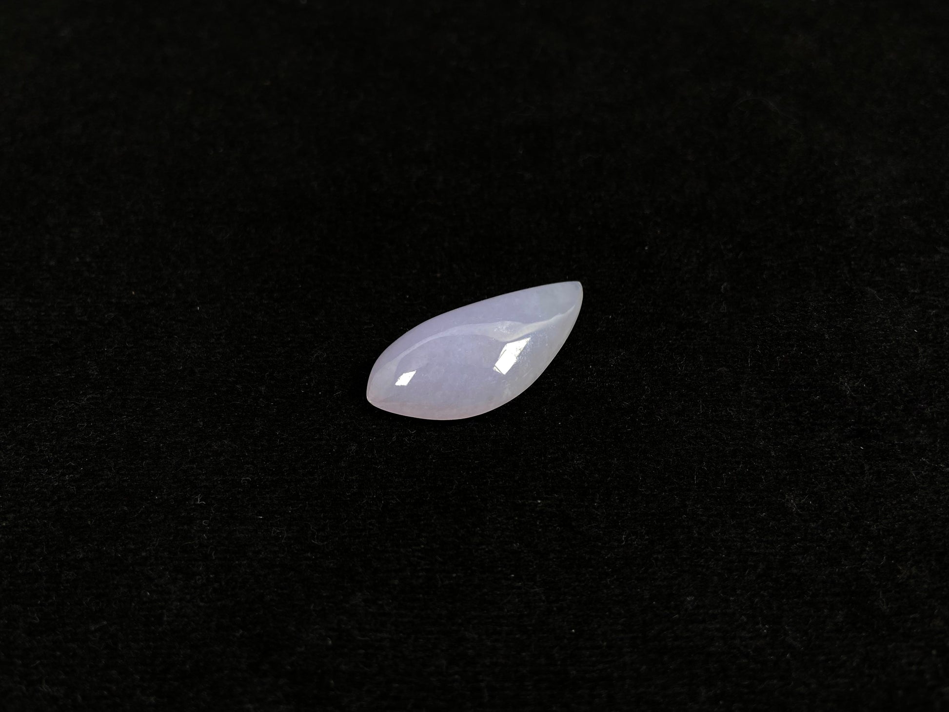 A purple teardrop-shaped jadeite loose stone.