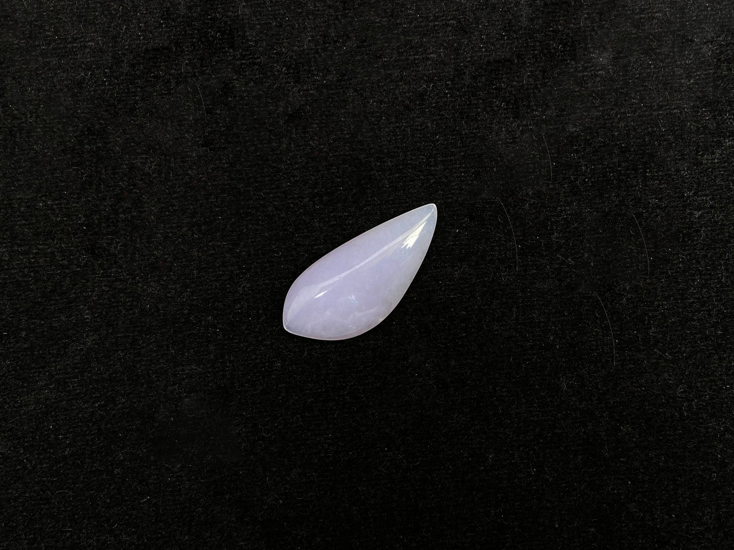 A purple teardrop-shaped jadeite loose stone.