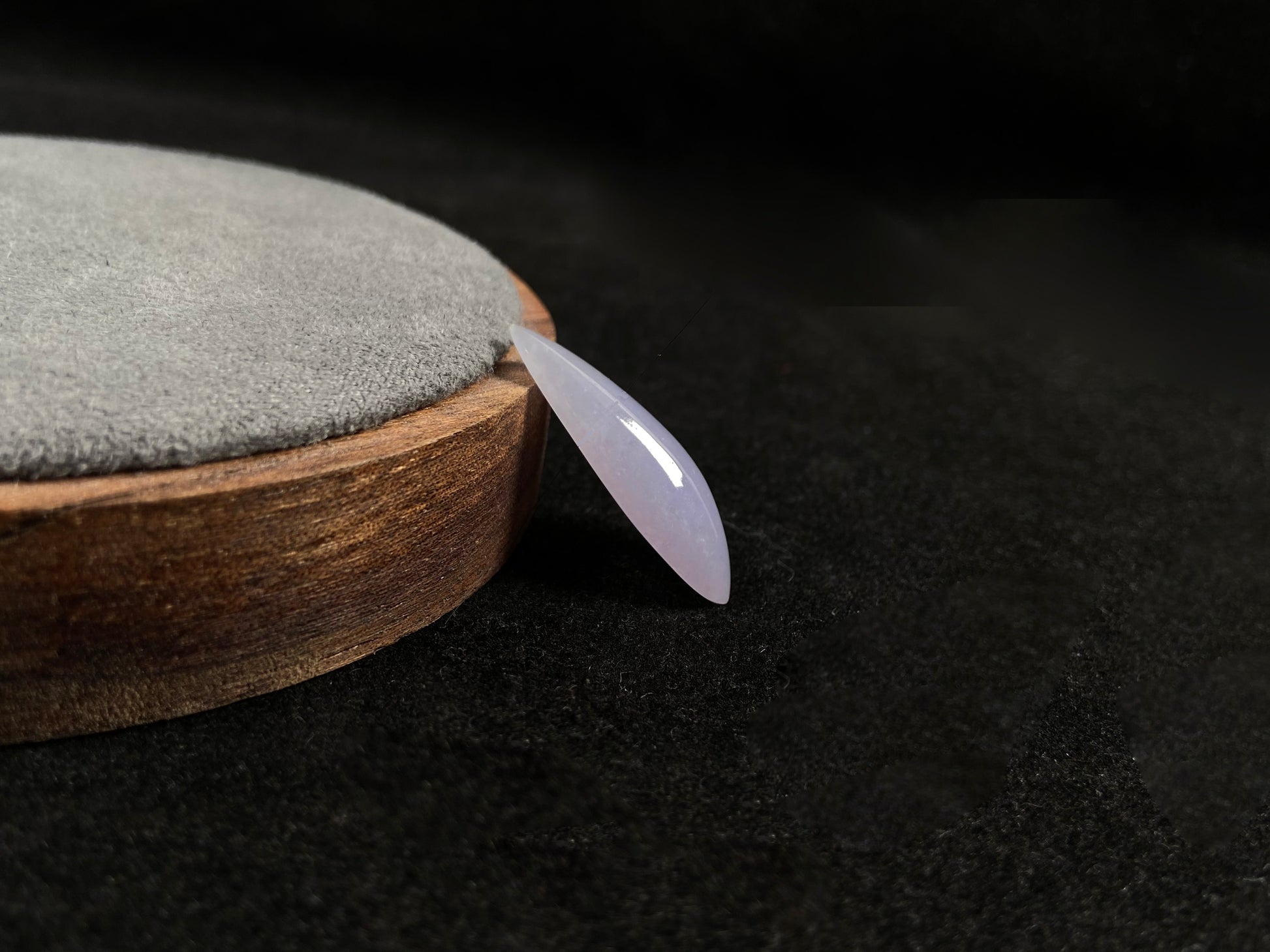 A purple teardrop-shaped jadeite loose stone.