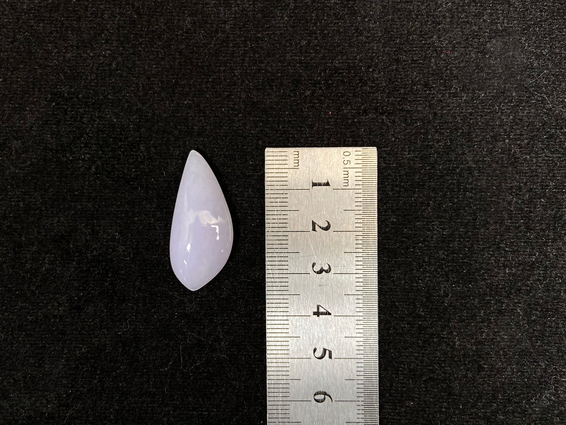 A purple teardrop-shaped jadeite loose stone.