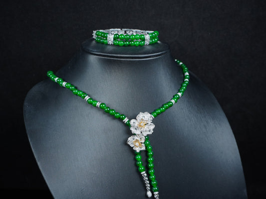 A set of lush green floral beads jadeite necklace bracelet.