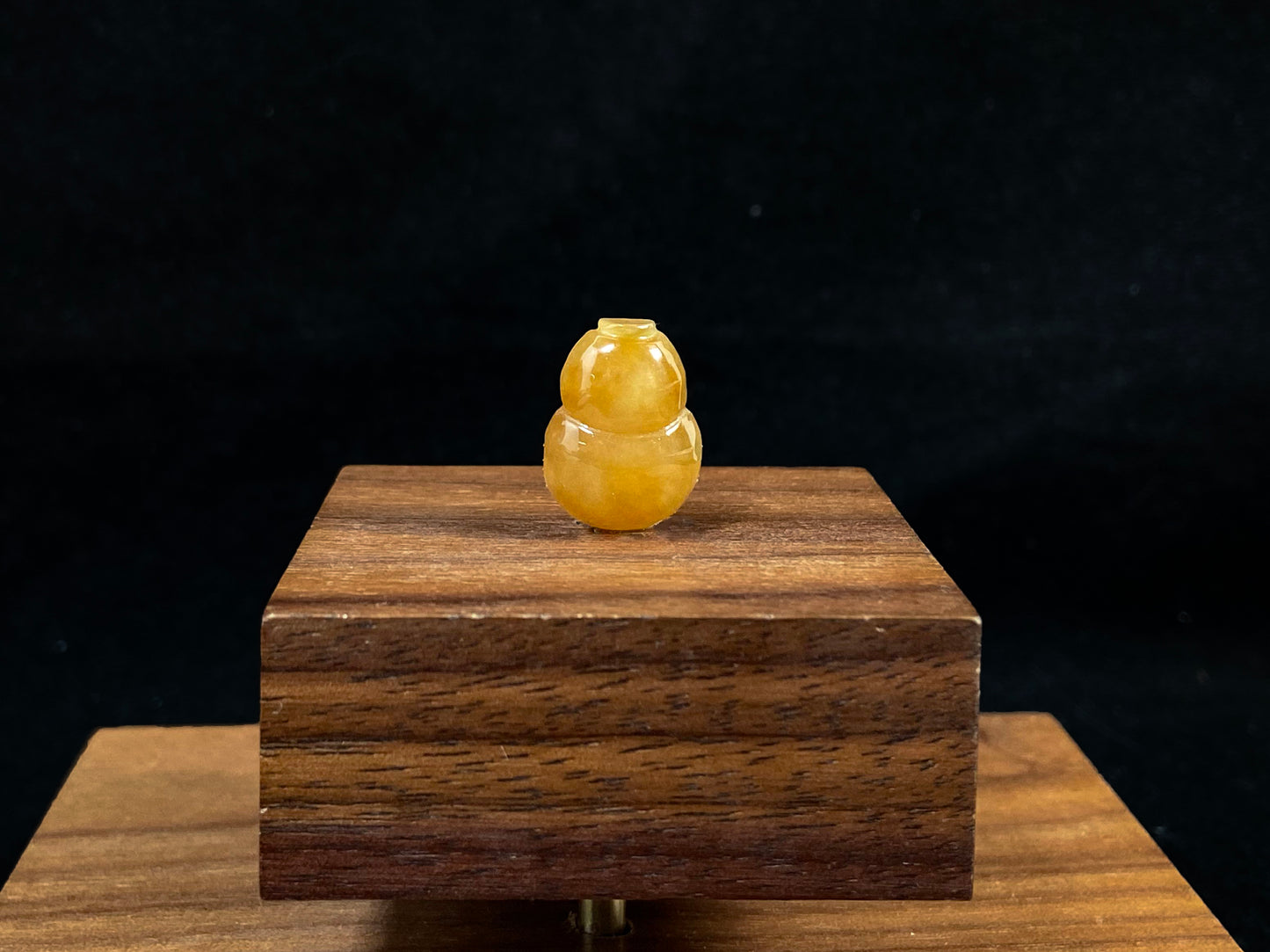 An amber jade stone featuring a calabash motif.