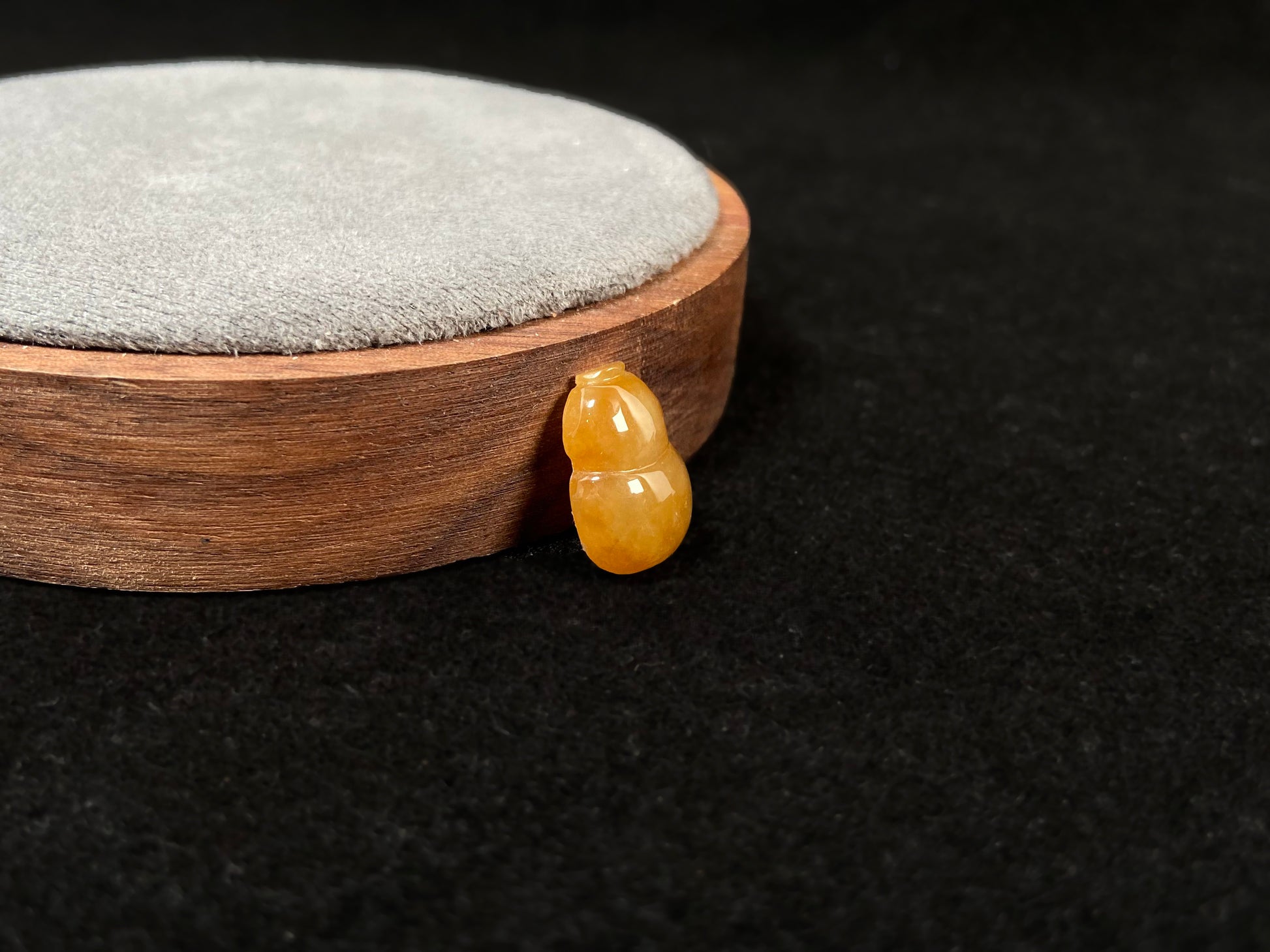An amber jade stone featuring a calabash motif.