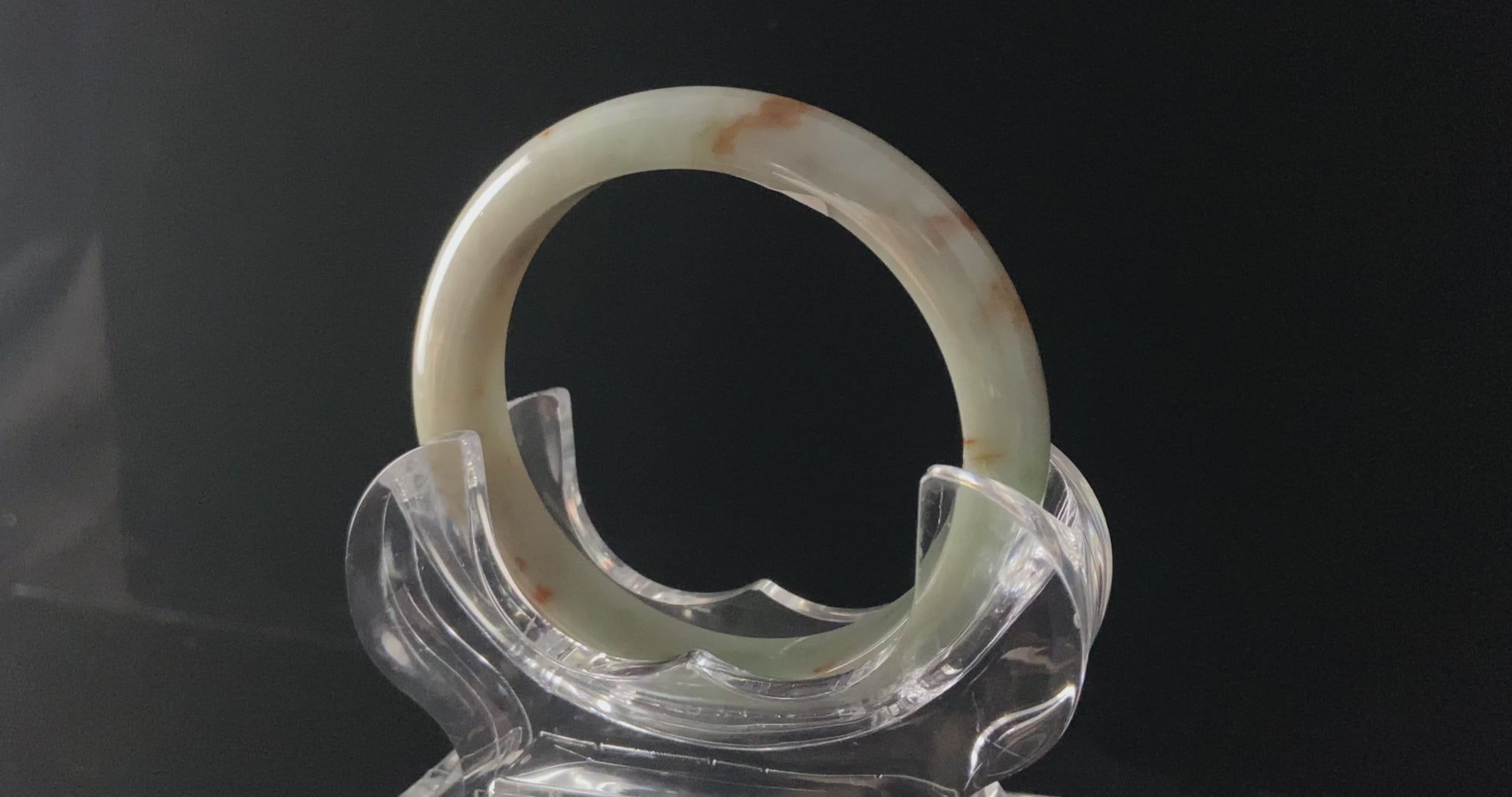 A ivory caramel fleck jadeite bangle.