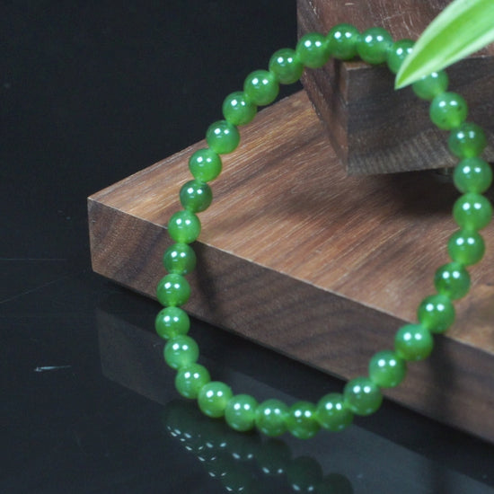  A icy vivid forest green Jadeite Beads Bracelet.