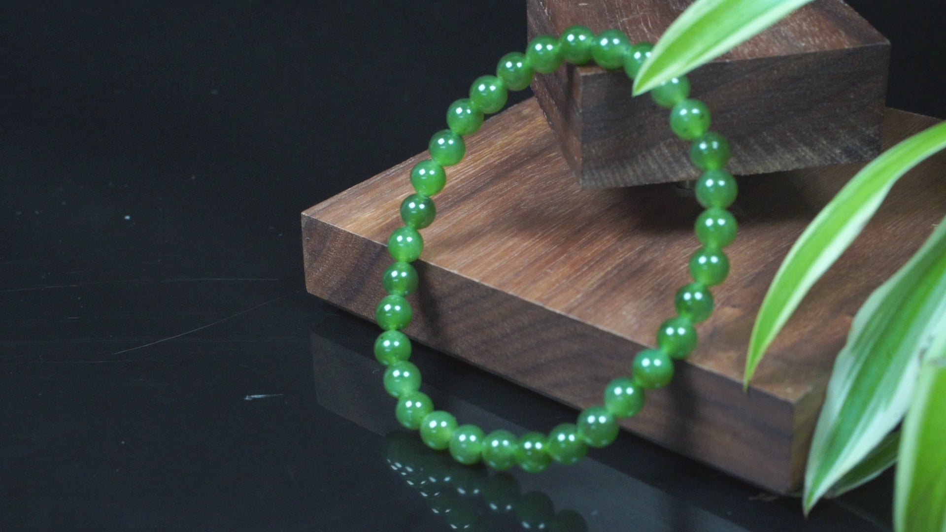  A icy vivid forest green Jadeite Beads Bracelet.