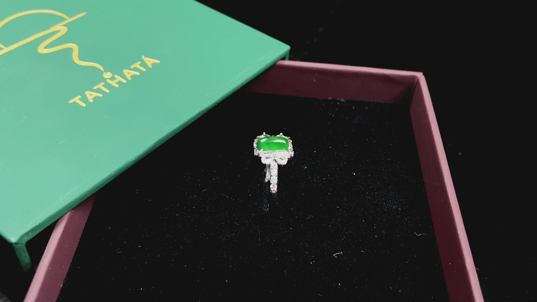 A sunny vivid verdure jadeite ring.