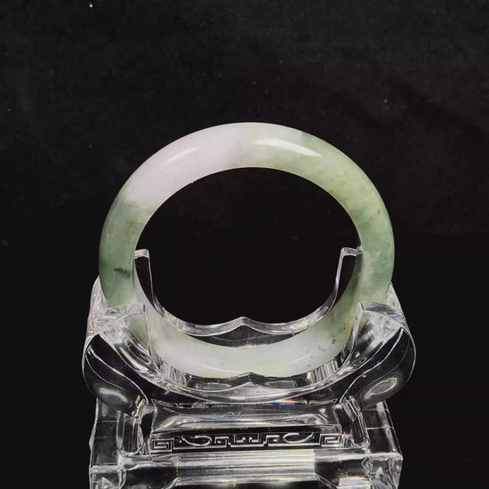 A snowy bamboo streaming lightly  jadeite bangle.