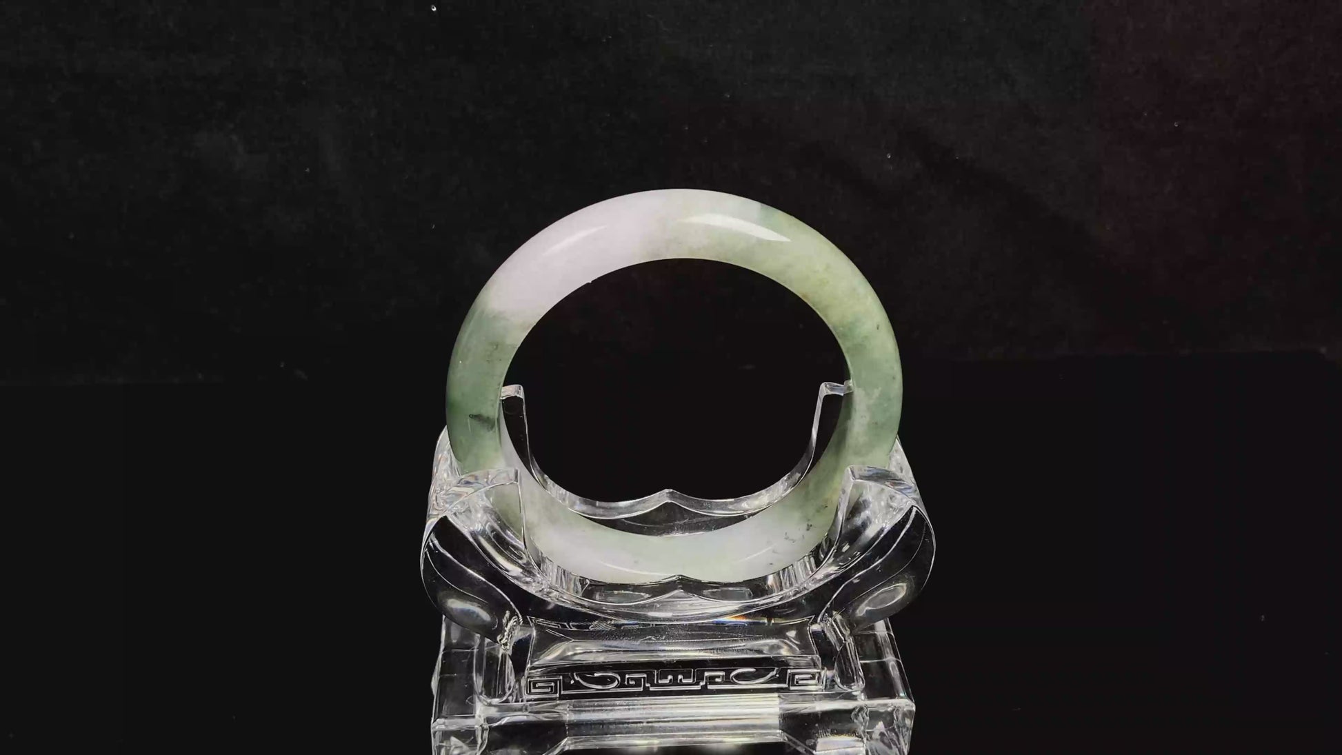 A snowy bamboo streaming lightly  jadeite bangle.