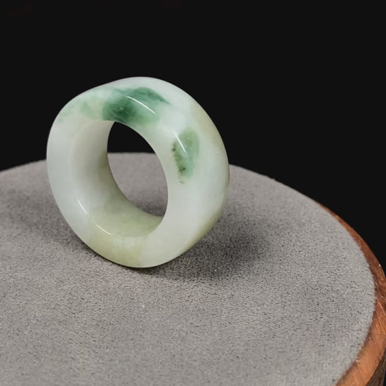 A floating yellow and green thumb ring jadeite ring.