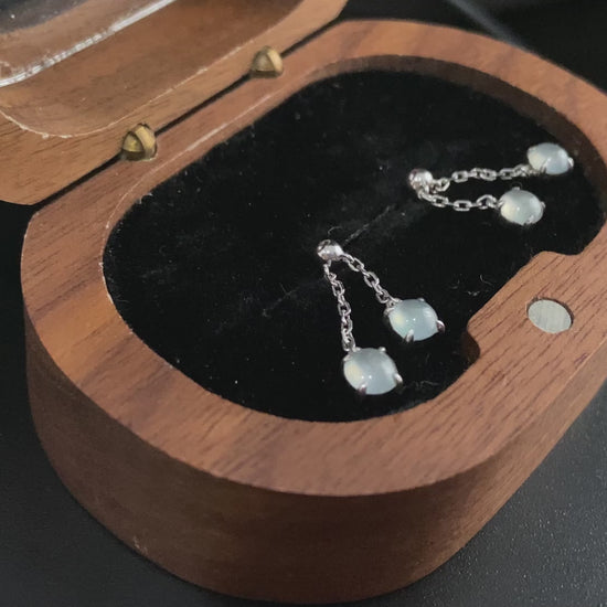 A clear water twin drops jadeite earring.