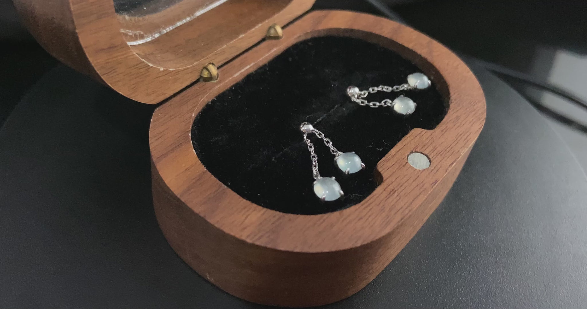 A clear water twin drops jadeite earring.