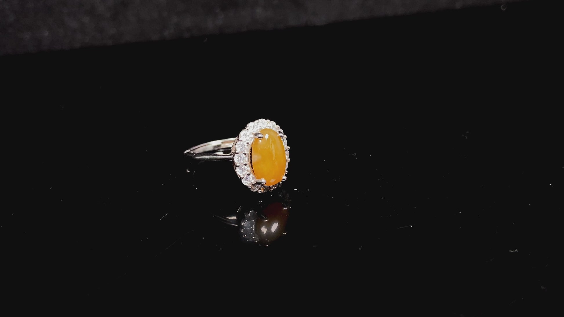 A golden osmanthus tone jadeite bangle.