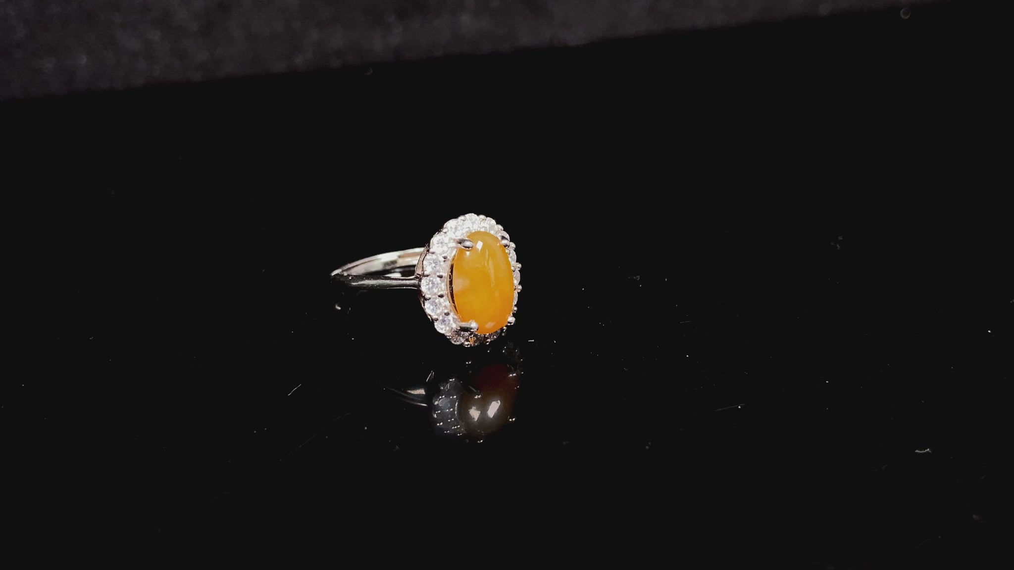 A golden osmanthus tone jadeite bangle.