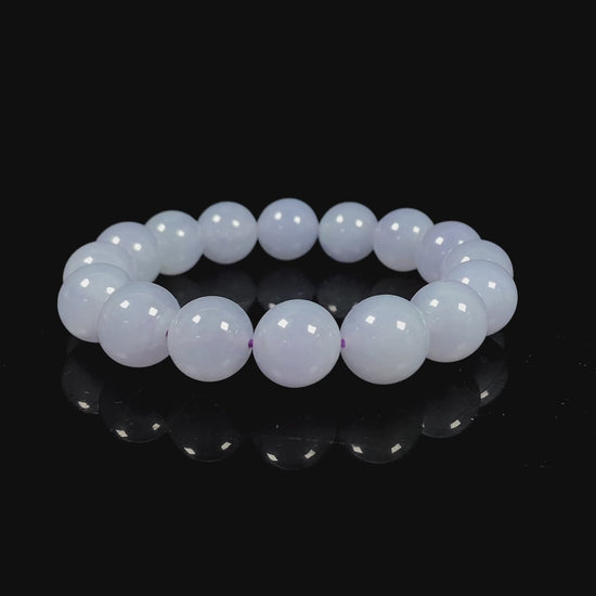 A pale lilac gleaming softly jadeite beads bracele.