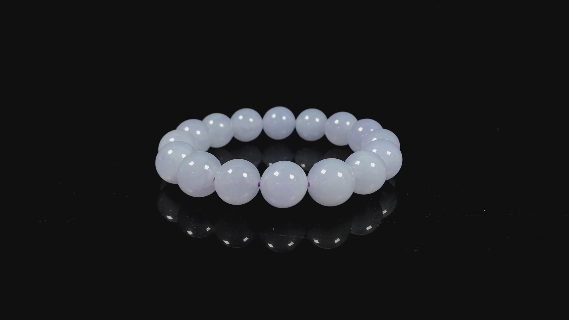A pale lilac gleaming softly jadeite beads bracele.