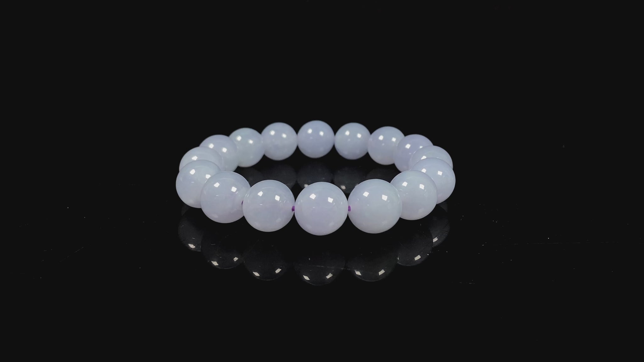 A pale lilac gleaming softly jadeite beads bracele.