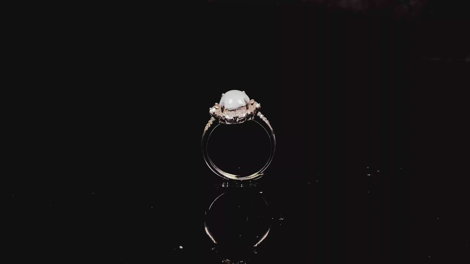 A fog white frost jadeite ring.