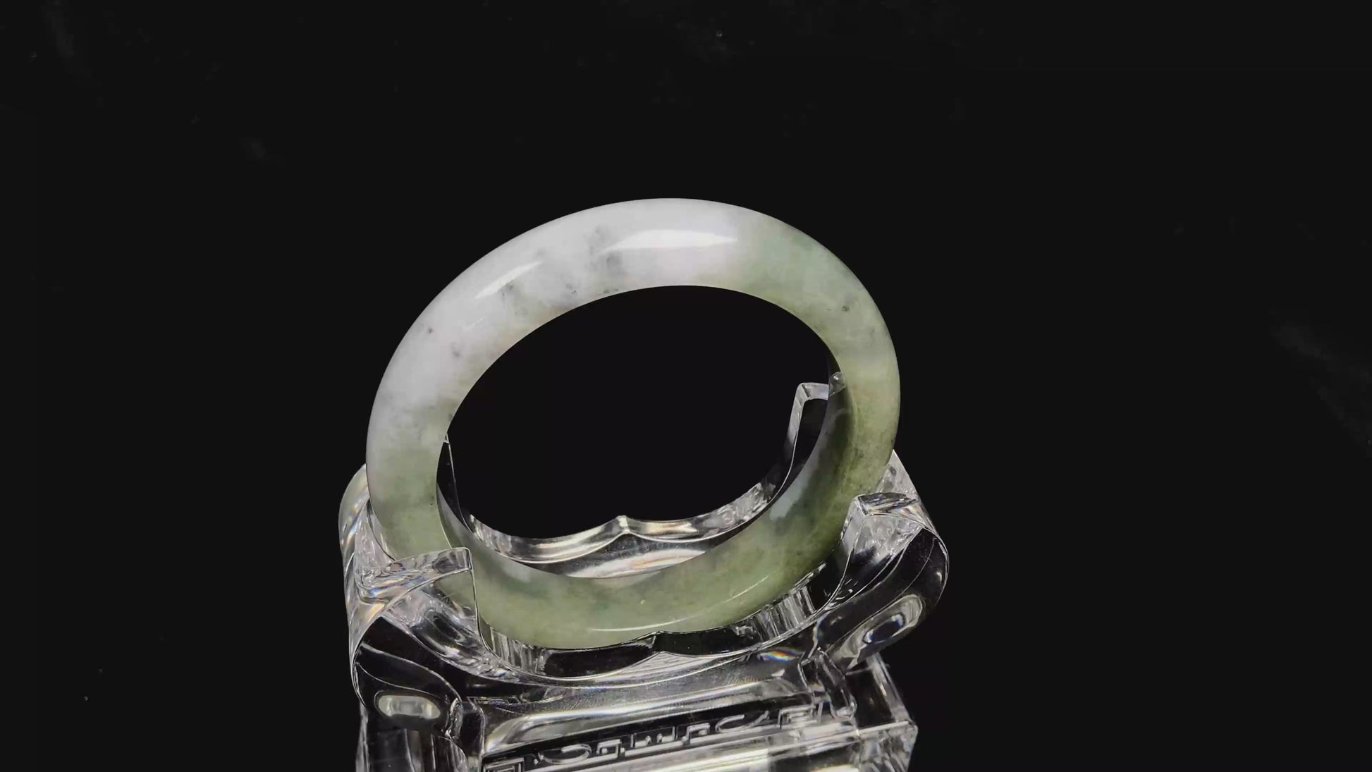 A snowy bamboo streaming lightly  jadeite bangle.