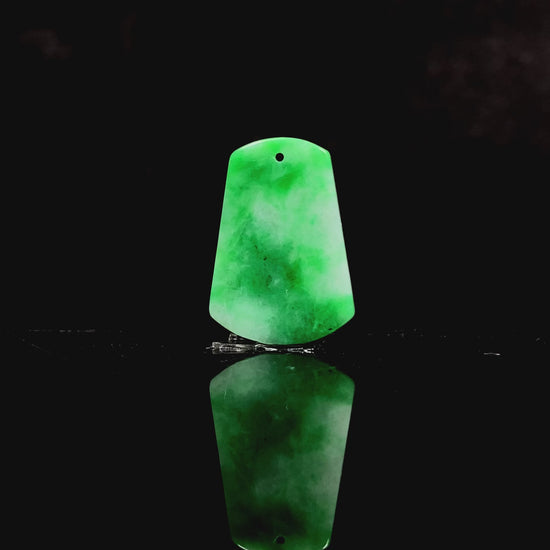 A vivid apple green Wu Shi Pai loose jadeite.
