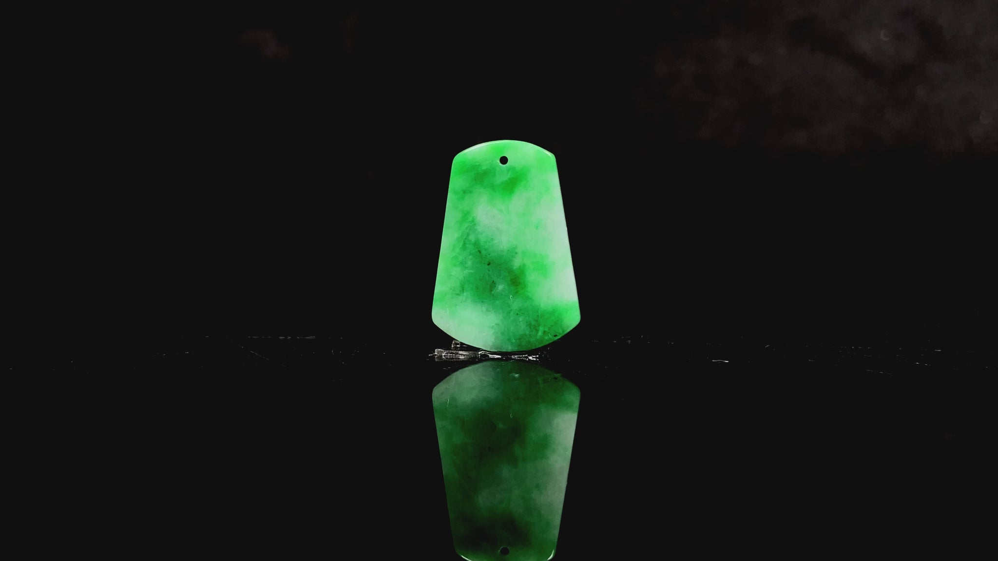 A vivid apple green Wu Shi Pai loose jadeite.