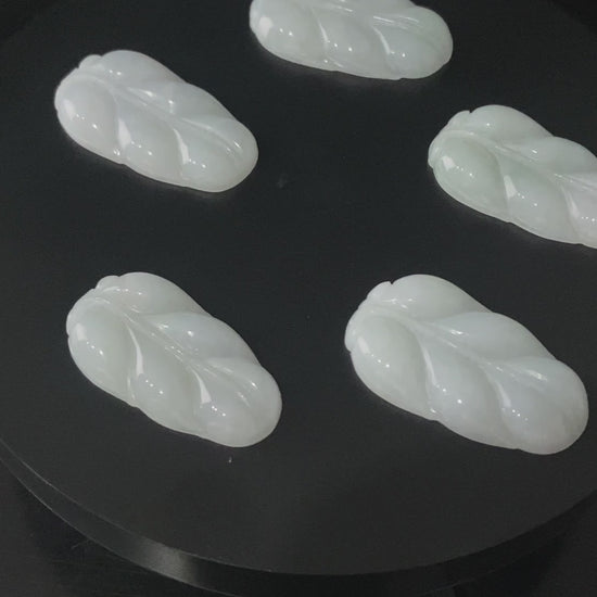 A ivory frost leaf loose jadeite.