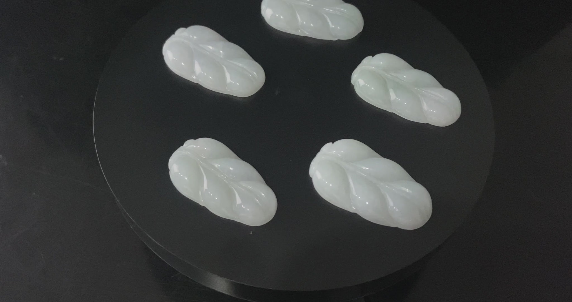 A ivory frost leaf loose jadeite.