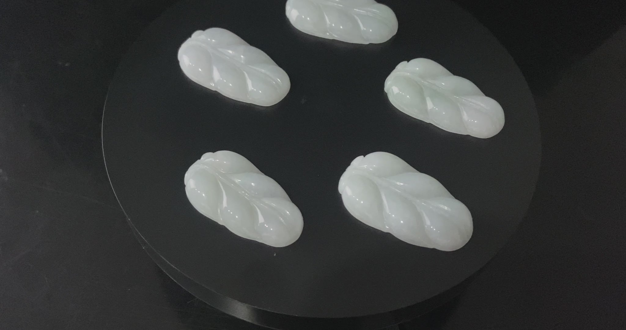 A ivory frost leaf loose jadeite.