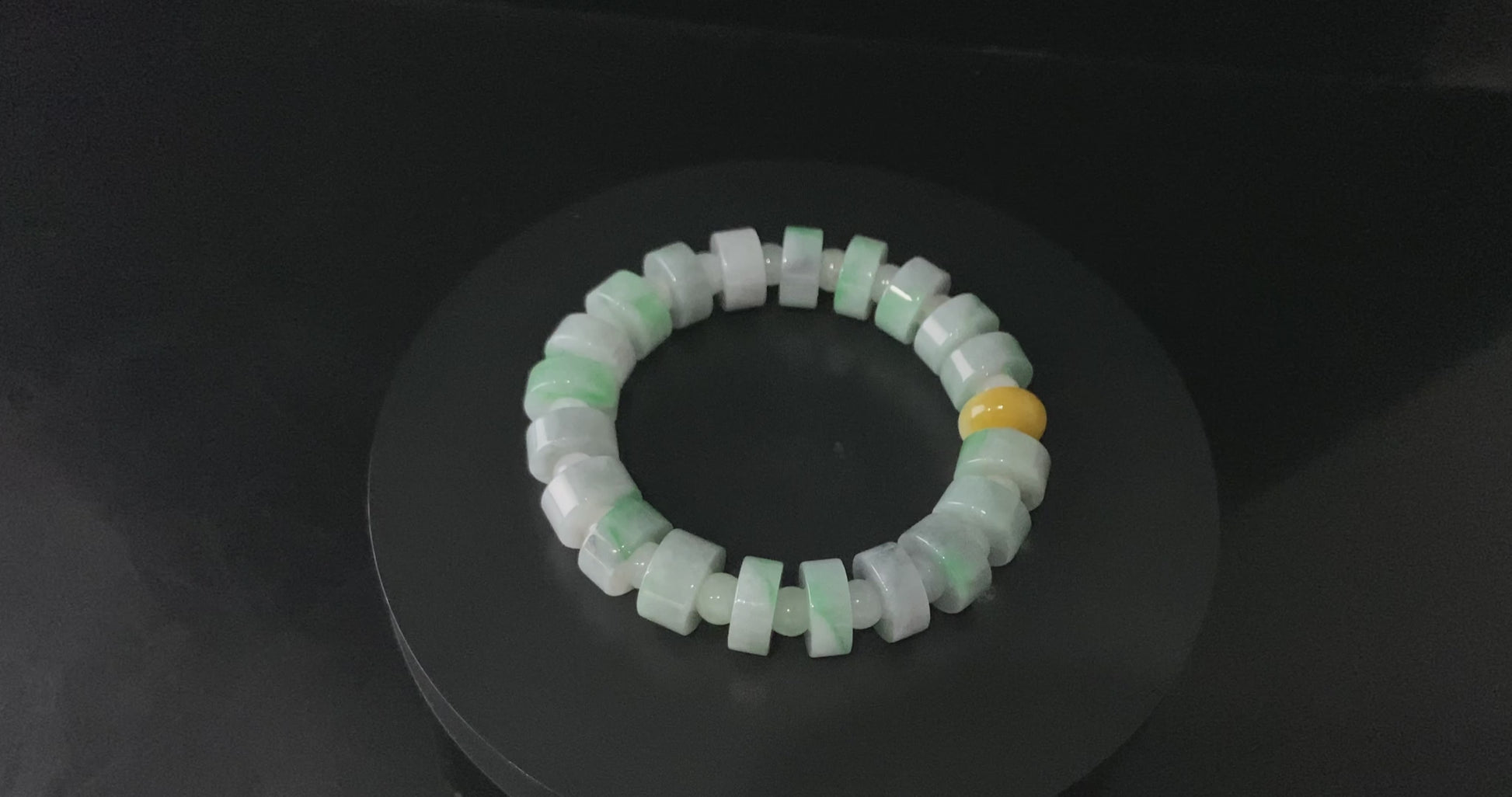 A cylinder mint yellow slice jadeite beads bracelet.