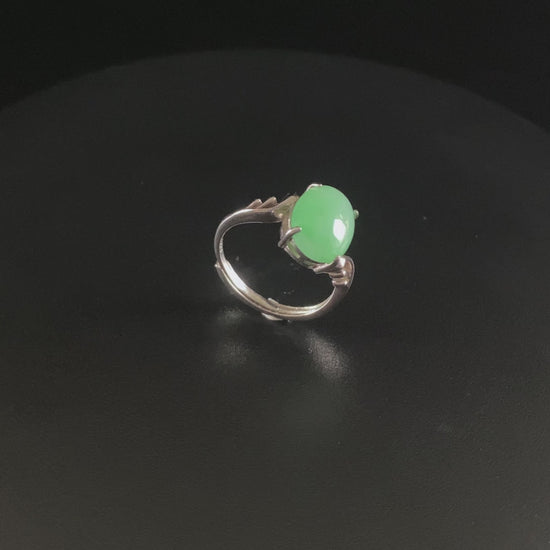 A mint dew oval jadeite ring.