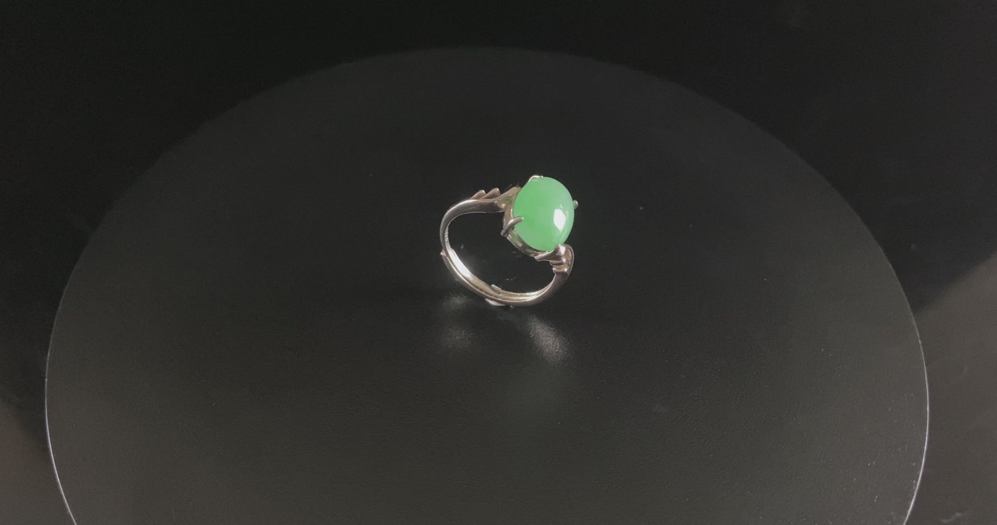 A mint dew oval jadeite ring.