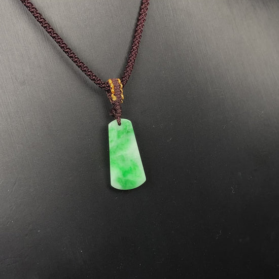 A floating green Wu Shi Pai loose jadeite.