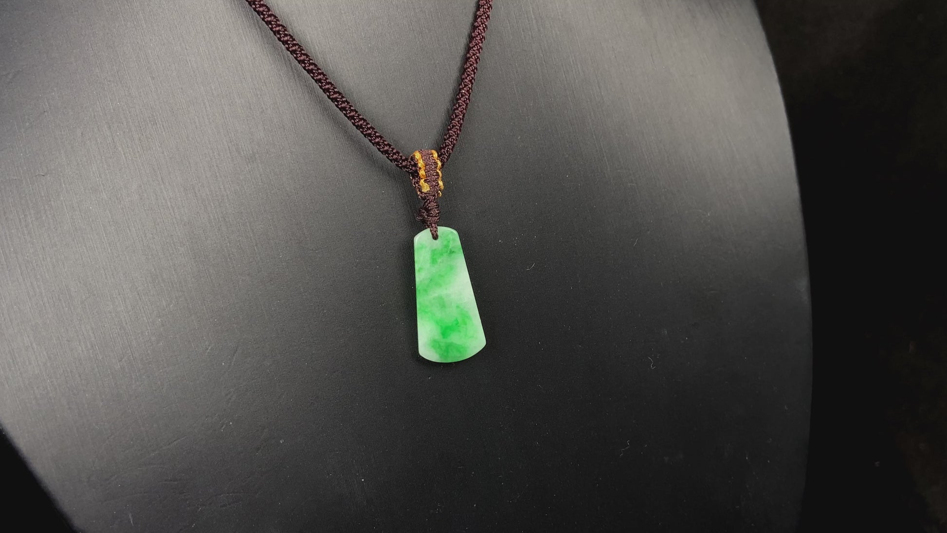 A floating green Wu Shi Pai loose jadeite.