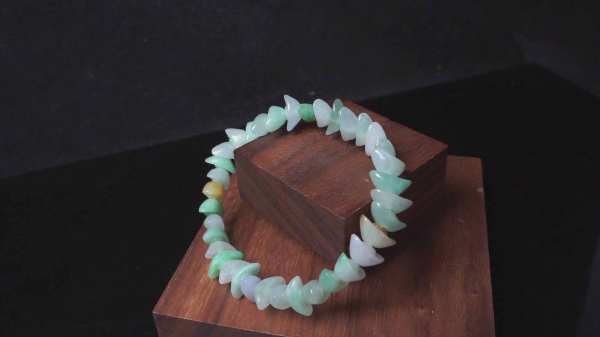 A multi-color Yuanbao-shaped jadeite beads bracelet.