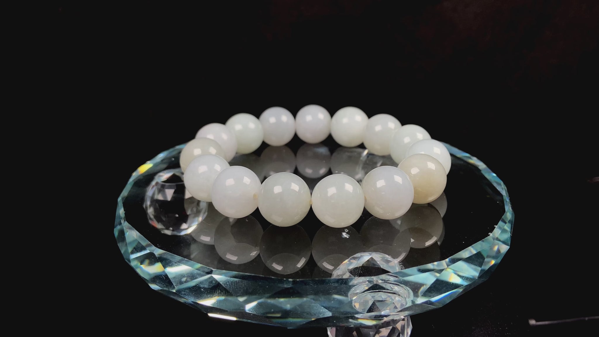 A creamy white soft green mix jadeite beads bracelet.