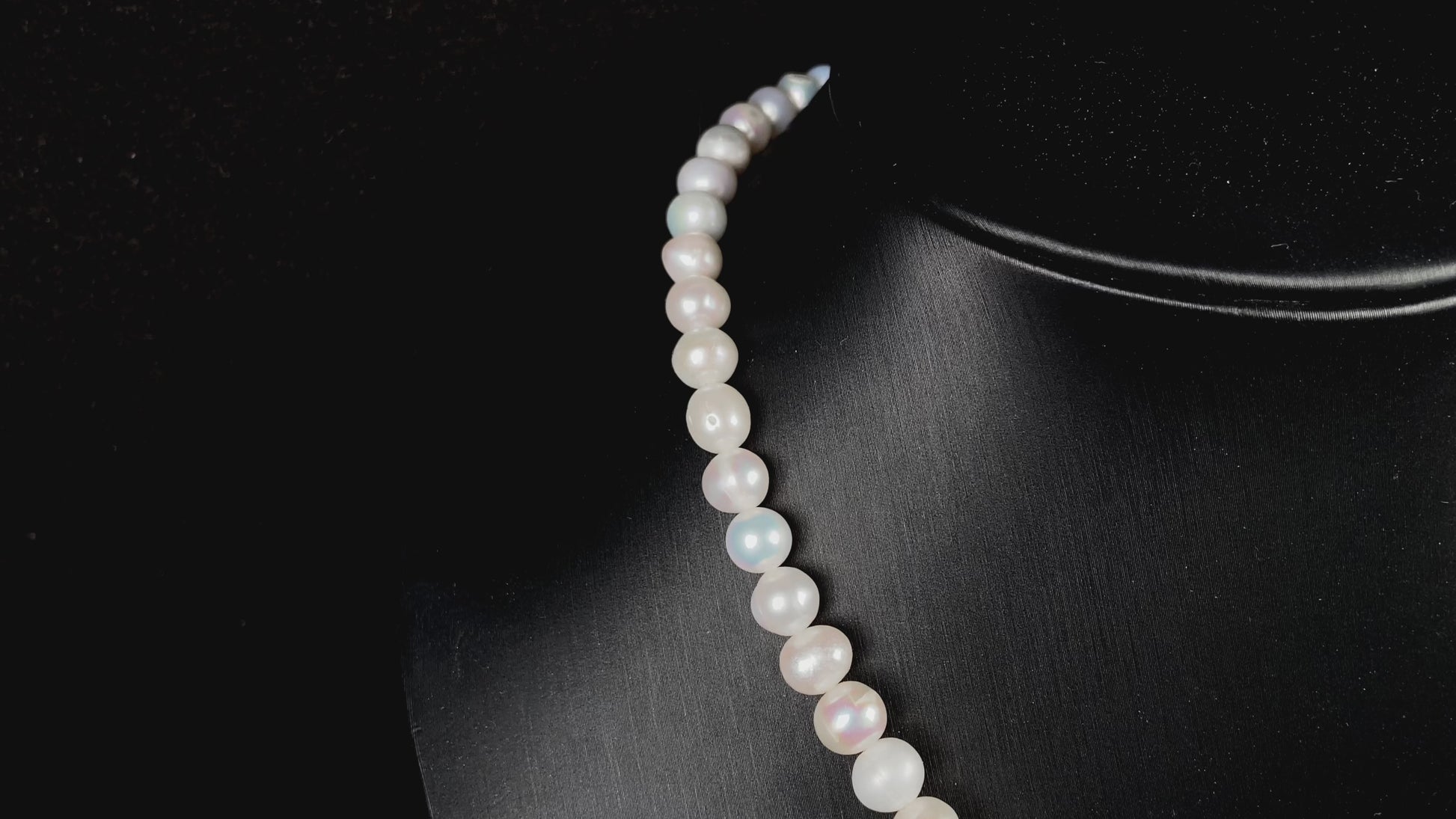 A warm champagne glow pearl beaded necklace.