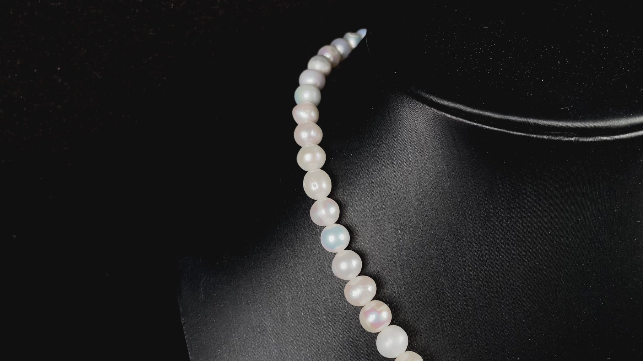 A warm champagne glow pearl beaded necklace.