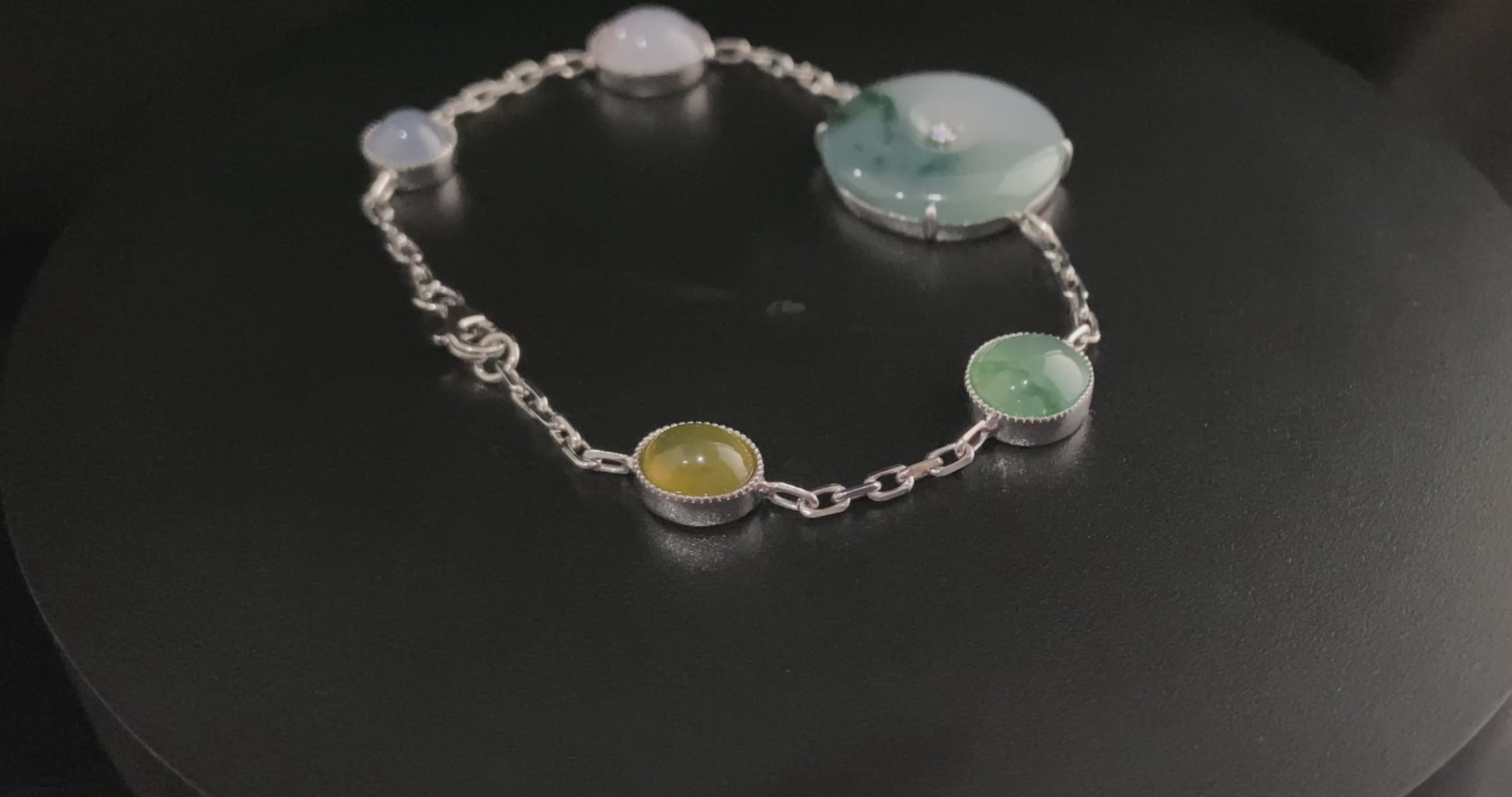 A dreamy peace garland jadeite  bracelet.