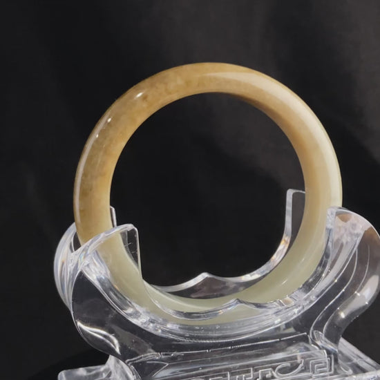 A cream honey gradient jadeite bangle.