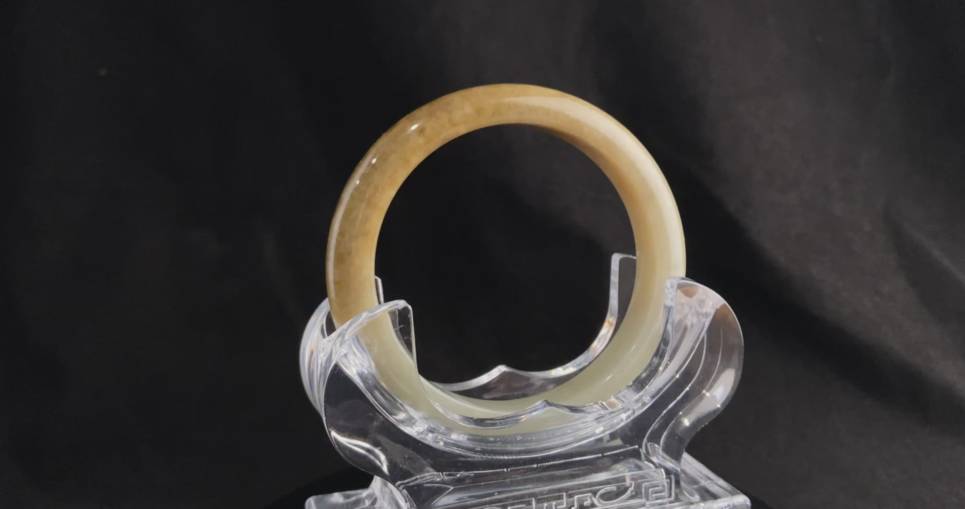 A cream honey gradient jadeite bangle.