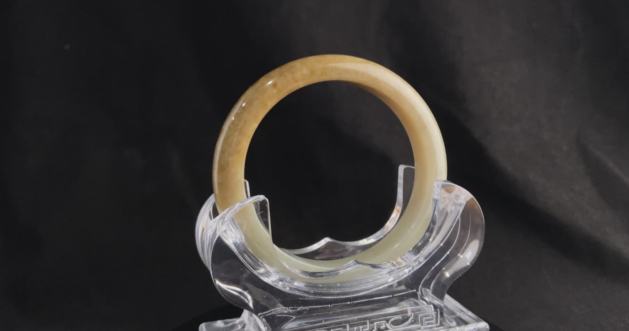 A cream honey gradient jadeite bangle.