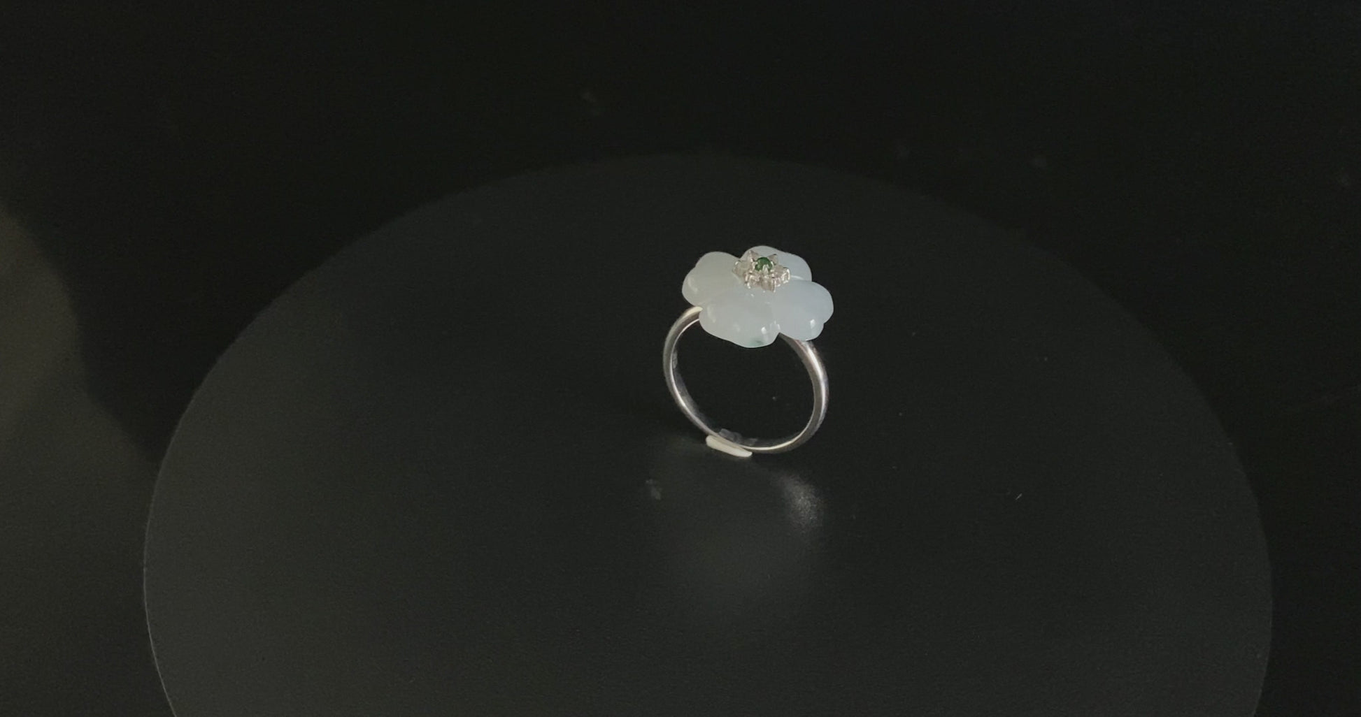Frosty Clouds Flower With Green · Nature Burmese Jadeite Ring (17mm)
